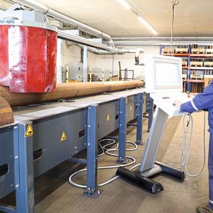 In nur einem Arbeitsgang bearbeitet Isoplus die verschiedenste Rohre für Fernwärme-Leitungen und Formteile sehr effizient und präzise auf der neuen 3D-Rohrbrennschneid-Anlage.(Bild:  Müller Opladen)