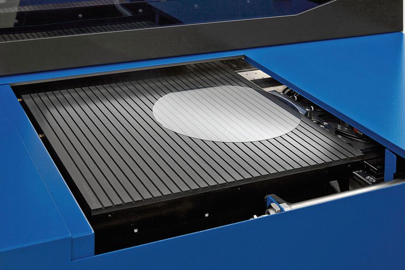 Zum Herstellen feiner Löcher in Glas hat LPKF das laserinduzierte selektive Ätzen schneller gemacht. (Bild: LPKF)