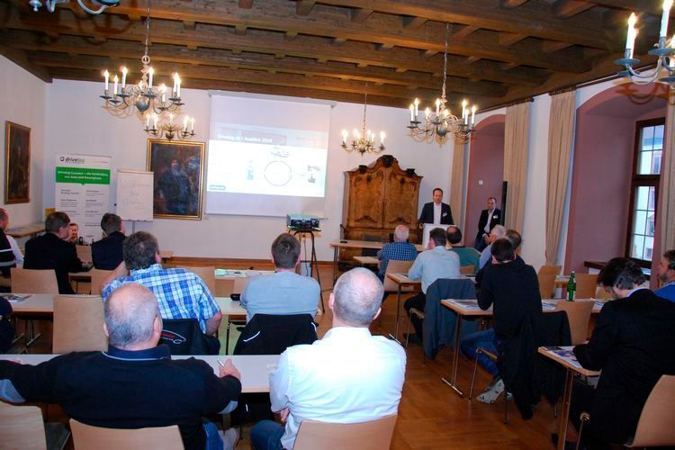 Moderner Marketing-Workshop unter historischen Kronleuchtern. (Foto: Holz)
