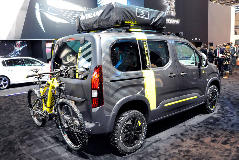 Peugeot präsentiert den neuen Rifter zusätzlich zum Serienmodell als Outdoor-Studie mit Mountainbike und ausfaltbarem Zelt auf dem Dach. (Wehner/»kfz-betrieb«)
