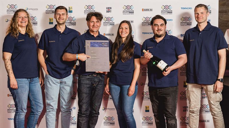 Real Auto aus Schweinfurt wurde für seine außergewöhnliche Vertriebsstrategie mit Nutzfahrzeugen und Oldtimern als Gewinnerbetrieb des Automotive Business Awards 2025 ausgezeichnet. (Stefan Bausewein)