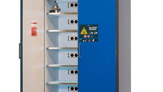 Jedes Fach hat an der Rückwand eine Steckdosenleiste mit 10-Anschlussplätzen. (Asecos)