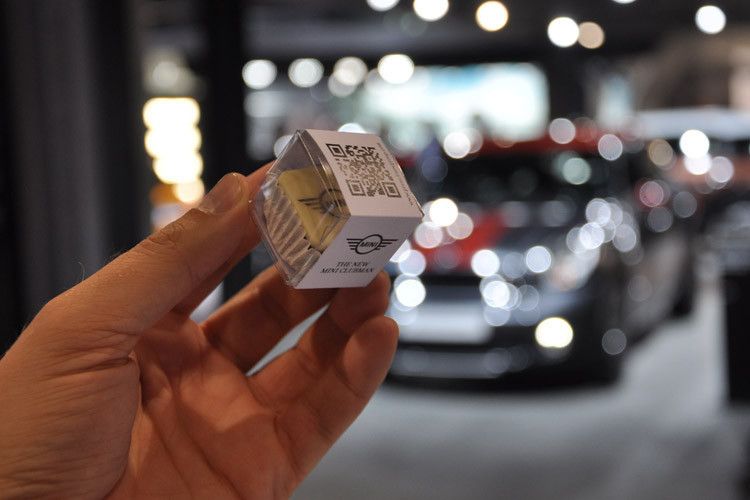 Statt eines USB-Sticks gab es für die Journalisten eine Praline mit QR-Code. (Foto: Wehner)