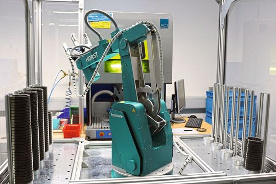 Vor allem die intuitive Bedienung sprach beim Automobilzulieferer Koepfer beim Lasermarkieren von Zahnrädern für den Industrieroboter Horst. An der kombinierten Anlage markiert der Industrie­roboter die Zahnräder und übernimmt auch die Fehlerkontrolle der Komponenten.(Bild:  Fruitcore Robotics)