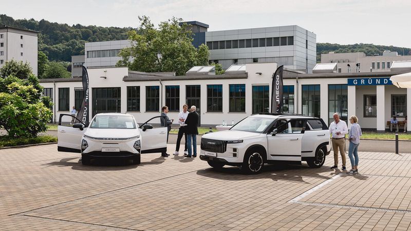 ... sondern auch den Stromer Omoda E5 und den Jaecoo 7 PHEV des chinesischen Herstellers Chry in Augenschein nehmen. Beide feierten auf den Automotive Business Days sogar ihre Europapremiere. (Bild: Foto: Stefan Bausewein)