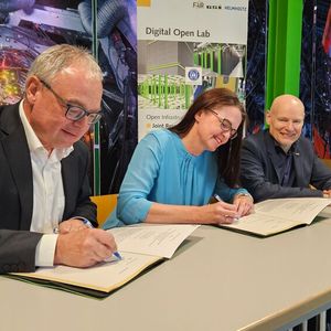 Rittal und das GSI unterzeichnen Kooperationsvereinbarung für KI-fähige IT-Kühlung: Uwe Scharf, Rittal Geschäftsführer für den Vertrieb Deutschland, Dr. Katharina Stummeyer, Administrative Geschäftsführerin von GSI und FAIR und Prof. Dr. Thomas Nilsson, Wissenschaftlicher Geschäftsführer von GSI und FAIR (v.l.). (Bild:  K. Göbel, GSI)