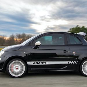 ... gibt es den 180-PS-Renner in schwarz. Von beiden Farben werden exakt 695 Stück gebaut.(Bild:  Auto-Medienportal.Net/Abarth)