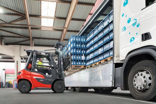 Generation 12XX: Linde Material Handling setzt weiterhin auf Stapler mit Verbrennungsmotor. Das hat seine Gründe, wie etwa die feinfühlige Hydrostatik oder die sich entwickelnde Power bei der Arbeit.(Bild:  Linde Material Handling)