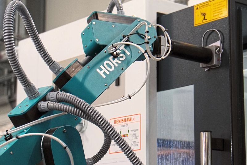 Horst schliesst selbständig die Sicherheitstür der Maschine. (Fruitcore)
