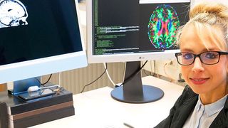 Der menschlichen Intelligenz auf der Spur: Kirsten Hilger (Bild: Lutz Ziegler / Uni Würzburg)