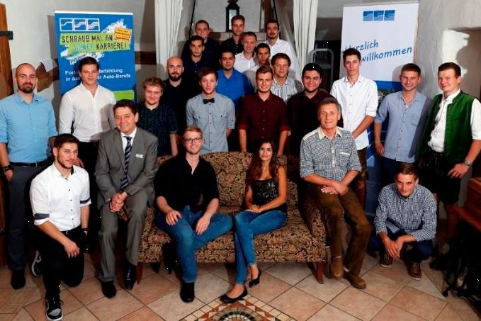Absolventen der Gesellenprüfung der Kfz-Innung Schwaben. (Bild: Innung)