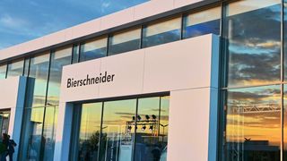 Die Autohausgruppe Bierschneider hat in Weißenburg ein VW-Autohaus mit angeschlossener Zentralverwaltung gebaut. (Bierschneider)