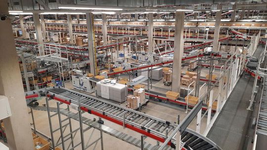 Im Logistikzentrum von Witt-Weiden sind sämtliche Anlagen der neuen Packerei an die Drucksysteme von Canon angebunden.(Bild:  Witt)