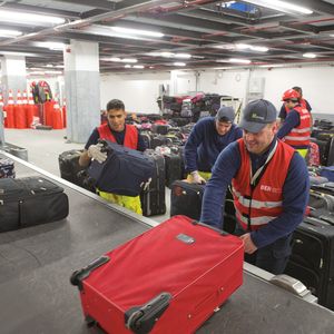 Im Test: Die Gepäckförderanlage muss unterschiedliche Gepäckstücke sicher und schnell zum richtigen Punkt transportieren. Deshalb übt das BBI-Management die Abläufe. 