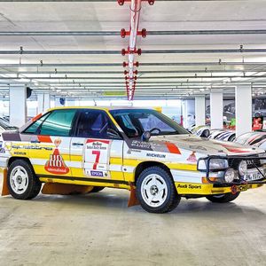 Der Audi 200 Quattro Safari in der historischen Sammlung der Audi AG, umrahmt von weiteren Rallye-Ikonen und Le-Mans-Legenden.(Bild:  ©Stefan Warter/Audi AG)