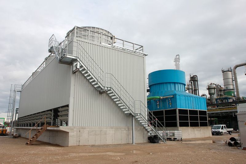 Die Rückkühlwerke im Chemiepark Gendorf (Infraserv Gendorf)