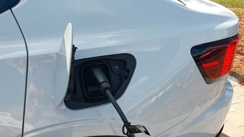 4. Die Reichweite und der Verbrauch: In Sachen Effizienz hat der überarbeitete Polestar 2 den größten Sprung nach vorn gemacht. Während der Vorgänger in dieser Disziplin nicht gerade glänzte, kann das Modell jetzt gerade hier punkten: In der Stadt begnügte sich der Testwagen mit gut 10 kWh, auf Landstraßen verbraucht das Modell rund 15 kWh und selbst auf reinen Autobahnstrecken, bei denen kurzzeitig sogar die 200 km/h geknackt wurden, hielt sich der Verbrauch mit gut 25 kWh in verträglichen Grenzen. Bei Außentemperaturen zwischen 10 und 15 Grad schaffte der Testwagen rund 450 Kilometer, bevor er wieder an eine Ladesäule musste. Erfreulich war dabei, dass die tatsächliche Reichweite immer deutlich höher war als die errechnete. An einer Schnellladesäule braucht der Polestar 2 knapp 30 Minuten, um von 10 auf 80 Prozent zu laden. Die maximale Ladeleistung von 205 kW ist für Vielfahrer ein großer Pluspunkt bei der Long-Range-Single-Motor-Version. Die Standard-Range-Version lädt maximal mit 135 kW. (Bild: Mauritz – VCG)