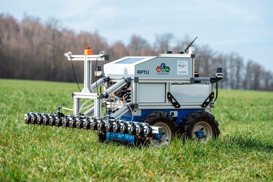 Die 5G-Anwendung mit Blick auf die industrielle Automatisierung wird auch per Landwirtschaftsroboter unter die Lupe genommen, um etwa Pflanzenschutzmittel nicht flächendeckend sondern nur punktuell und damit gezielt zu versprühen.(Bild:  RPTU)