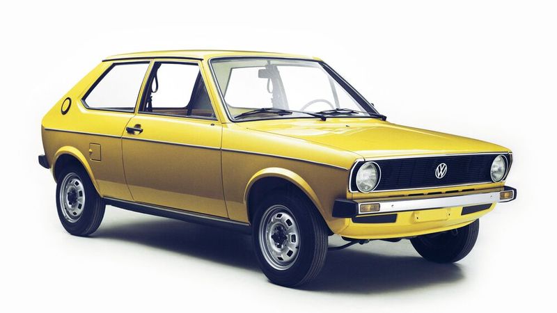 50 Jahre Volkswagen Polo – Noch vor Ford Fiesta und Opel Corsa brachte der erste Polo den modernen deutschen Kleinwagen in Fahrt, dies allerdings als Parallelmodell zum Audi 50. (Bild: Volkswagen AG)