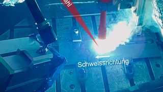 Laserstrahl-MSG-Hybridschweißprozess: Schweißversuche mit MSG-Brenner in Neutralstellung und schleppendem Laserstrahl. (Bild: LZH)