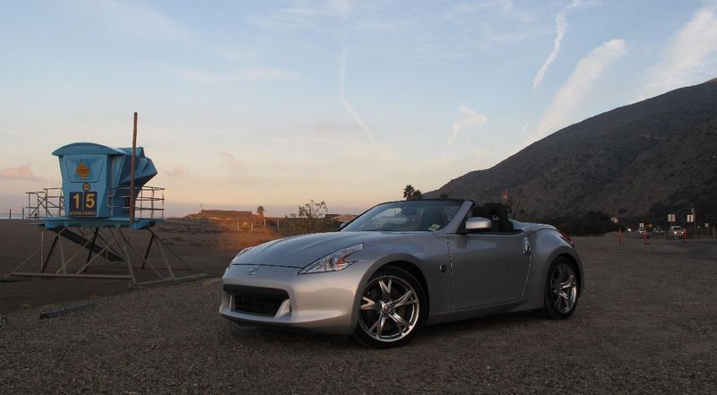 Obwohl die Gesamtanmutung eher eckig wirkt, zeigen die fließenden Formen der Kotflügel und Türen, der kecke Schwung des hinteren Seitenfensters, dass der 370Z alles andere als ein Konglomerat gerader Linien ist. (Archiv: Vogel Business Media)