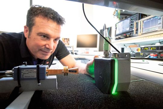 Drahtlose Kommunikation im mmW-Frequenzbereich sorgt für eine industrielle kontaktlose Kommunikation ohne Latenz.(Bild:  Phoenix Contact)