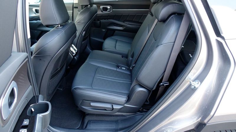 Aber auch die Rücksitzbank lässt sich nach vorne schieben – das dient vor allem dem Zugang in die optionale dritte Sitzreihe. (Bild: Rosenow – VCG)