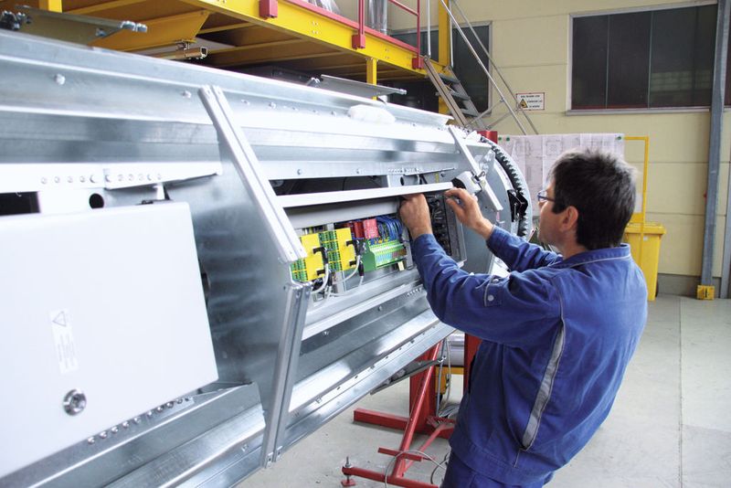 Fertigstellung eines Towers in den Produktionshallen der Gebr. Heege GmbH.  (Bild: Phoenix Contact)