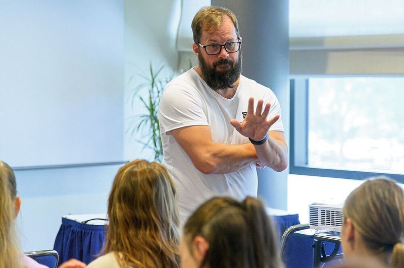 Keine Sorge: Fachwissen gibt es auf allen LAB-SUPPLY-Messen. So ist der Autoklaven-Experte Ralph Richter etwa regelmäßig in Dresden und Berlin auf den LAB-SUPPLY-Messen mit seinem Vortrag „Der Autoklav in der Gefährdungsbeurteilung“ vor Ort.    Mehr Infos zu den kommenden LAB-SUPPLY-Messen finden Sie auf www.lab-supply.info (Bild: Stefan Stark)