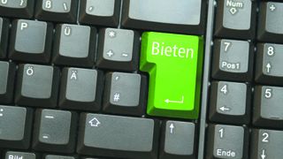 Mit gebrauchten E-Fahrzeugen lassen sich international gute Preise erzielen. Remarketingspezialisten geben beim Deutschen Remarketing Kongress Hinweise, wie der Handel am meisten für sich herausholen kann. (Bild: »kfz-betrieb«)