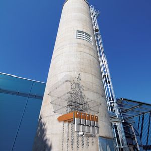 Auf dem Betriebsgelände von Geroldinger befindet sich mit 650 m³ das wahrscheinlich größte funktionierende Miscanthus-Versuchs-Silo Europas. Neben einer neuen Silogeomatrie ist das Austragssystem Oszillomat entscheidend für den richtigen Materialfluss.