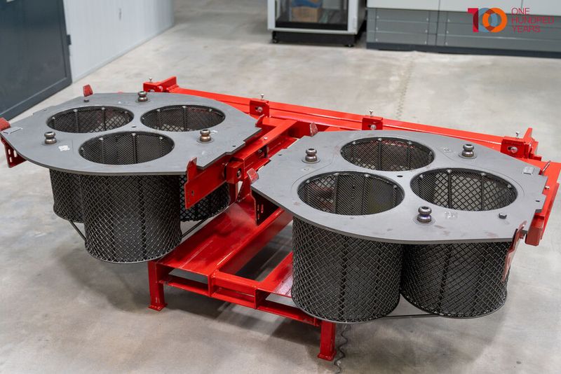 Das ist einer der Enabler, warum kleine Bauteile so gut und gleichmäßig beschichtet werden können: zwei Trommeln mit jeweils drei Kammern für die Bauteile. Mit 32 g beschleunigt die Beschichtungsanlagen WMV Pulz dazu die Trommeln. (Bild: Ejot)