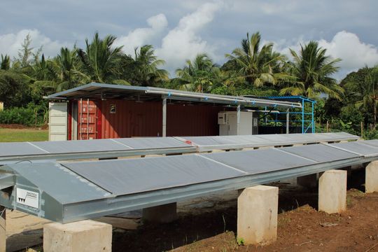 Das SolCoolDry-System besteht aus zwei Tunneltrocknern und einer Photovoltaikanlage (auf dem Container-dach) sowie der Eismaschine. Das SolCoolDry-System besteht aus zwei Tunneltrocknern und einer Photovoltaikanlage (auf dem Container-dach) sowie der Eismaschine.