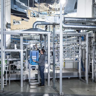 Die NECOC-Versuchsanlage am KIT produziert festen Kohlenstoff aus klimaschädlichem CO2.  (Bild: Markus Breig)