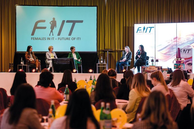 Die Panel Discussion zum Thema „Empowering Sustainable Business – Digitale Transformation & Leadership im Kontext von Nachhaltigkeit“ wurde moderiert von Nicole Dufft. (Bild: www.hamann.photo)