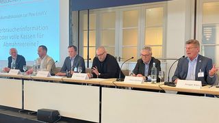 Experten auf dem Autorechtstag im Jahr 2025: (v.r.n.l.) Ansgar Klein (BVfK), Ulrich Dilchert (ZDK), Stefan Vogel (AutoScout24), Patrick Kaiser (Toyota Deutschland), Matthias Giebler (BVfK), Dr. Andreas Ottofülling (Wettbewerbszentrale) (Bild: Doris S. Pfaff – VCG)
