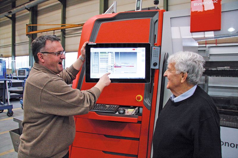 Jörg Senn (l.) mit seinem Vater Heinz Senn, dem Unternehmensgründer, vor dem Bedienpanel der neuen Bystronic-Anlage: Die Bedienung der By-Autonom 3015 bereitet offensichtlich Freude. (Bild: Meister)