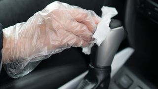 Dauerhafte Hygiene im Lkw: Das Antikeim-Versiegelungstuch der Logis Group befreit Oberflächen wie die von Schaltknäufen oder Lenkrädern für ein Jahr von Coronaviren. (Logis)