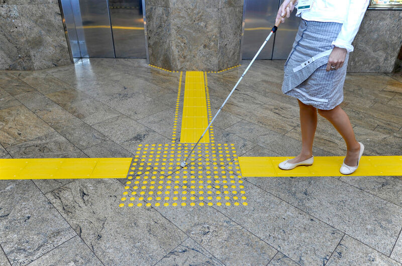 Mit einer fühlbaren Fußbodenmarkierung bieten einige brasilianische Stadien Orientierungshilfe für blinde und sehbehinderte Fans. Sie besteht aus Platten aus thermoplastischem Polyurethan (TPU) von Bayer Material Science. (Bild: Bayer Material Science)