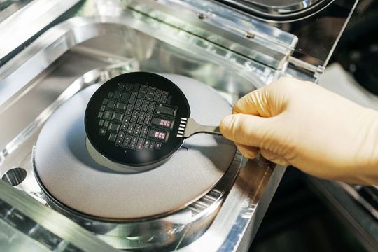 Die Mikrowelt kommt in Bewegung! Bochumer Forscher untersuchen, wie man mit Wassertropfen Mikroobjekte transportieren kann, Zoomlinsen baut, oder, wie hier, Miniantriebe aus Silizium entwickelt.(Bild:  RUB)