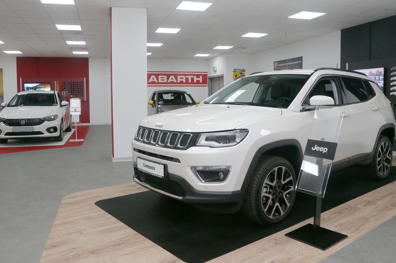 Jeep wird bei FCA nach Richtlinie in „urban schwarzem“ Ambiente präsentiert. (FCA)