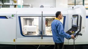 Herr Chen, ein erfahrener Bediener von Studer-Rundschleifmaschinen, ist seit 18 Jahren bei Evermore beschäftigt. (Bild: Fritz Studer AG)