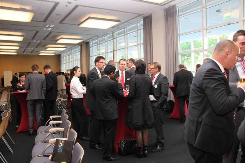 Ausklang des Innovation Awards nach der Verleihung in entspannter Atmosphäre und bei gutem Essen. (Bild: Schäffner/PROCESS)