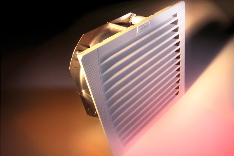 Filterlüfter bestehen aus einem Ventilator und einem Filtermedium und erzeugen im Schaltschrank einen Überdruck mit kühler, gefilterter Außenluft. (Bild: Pfannenberg)