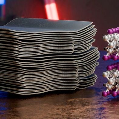 Kombination eines Modells aus einer Rasterelektronenmikroskop-Aufnahme (links) mit einem Ausschnitt der zugrunde liegenden Kristallstruktur eines untersuchten MXenes mit präzise kontrollierten Oberflächenabschlüssen. (Bild: B. Schröder/HZDR)