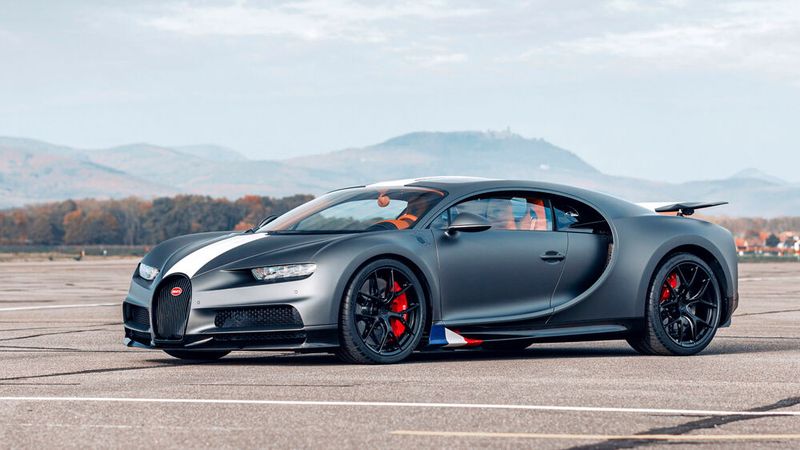 Der weiße Strich in der Mitte zieht sich über das gesamte Fahrzeug. AM Türschweller findet sich eine Tricolore-Lackierung. (Bild: Bugatti)