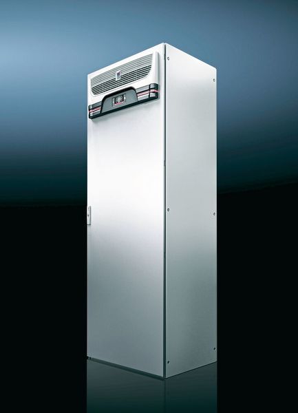 Die VX25 Blue e+ Integrationslösung von Rittal bietet als Komplettlösung aus Anreih-Schranksystem VX25 und Blue e+ Kühlgerät. Mit der Blue e+ Technologie liefert es variabel immer genau die Kühlleistung, die aktuell benötigt wird. Für die effiziente Planung steht die Integrationslösung im Eplan Data Portal als digitaler Zwilling zur Verfügung. Mit dem Engineering-Tool Eplan Pro Panel kann damit die virtuelle 3D-Aufbauplanung erfolgen. Bei Fragen zu Klimaaspekten finden Planer Unterstützung durch „Thermal Design Integration“. Mit dem optionalen IoT Interface ist eine einfache Einbindung des Kühlgerätes in verschiedenen IoT (Industry of Things)-Anwendungen wie Smart oder Predictive Maintenance möglich. (Rittal)
