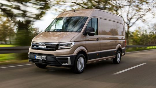 Der MAN-TGE-Kastenwagen Modelljahr 2025 kommt mit 8-Gang-Automatikgetriebe und 130 Kilowatt Antriebsleistung daher. Sein Ladevolumen beträgt bis zu 18,4 Kubikmeter.(Bild:  MAN)