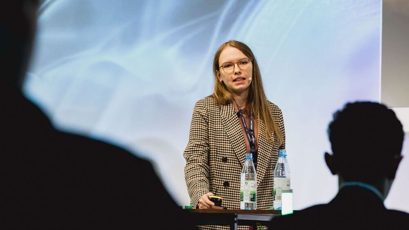 Rechtsanwältin Alina Moers von Luther Lawfirm informierte über Anforderungen aus der KI-Verordnung. (Bild: Stefan Bausewein)