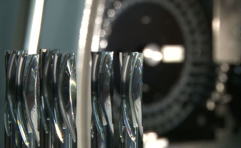 ... mit seiner gedrallten, patentierten, kurvenförmigen Schneide für saubere und präzise Ränder am Werkstück. Bild: Hoffmann Group (Archiv: Vogel Business Media)